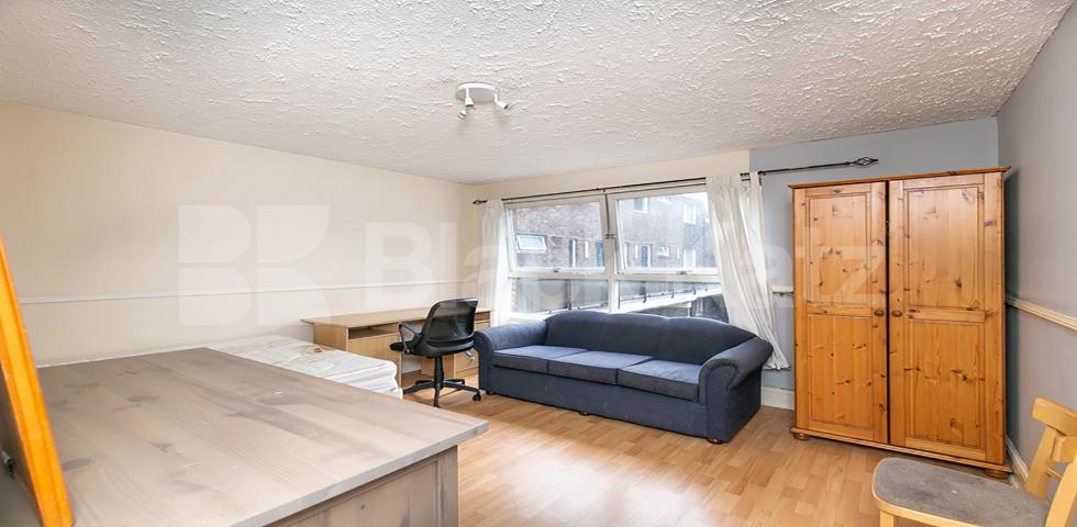 3/4 double bedroom flat located within mins to regents park and marylebone tube Henderson Drive, St Johns Wood